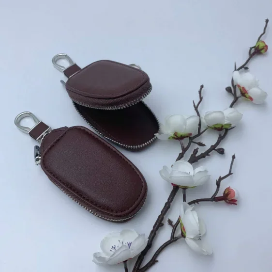 Monogram Keychain Leather - حافظة مفاتيح سيارة من الجلد الصناعي