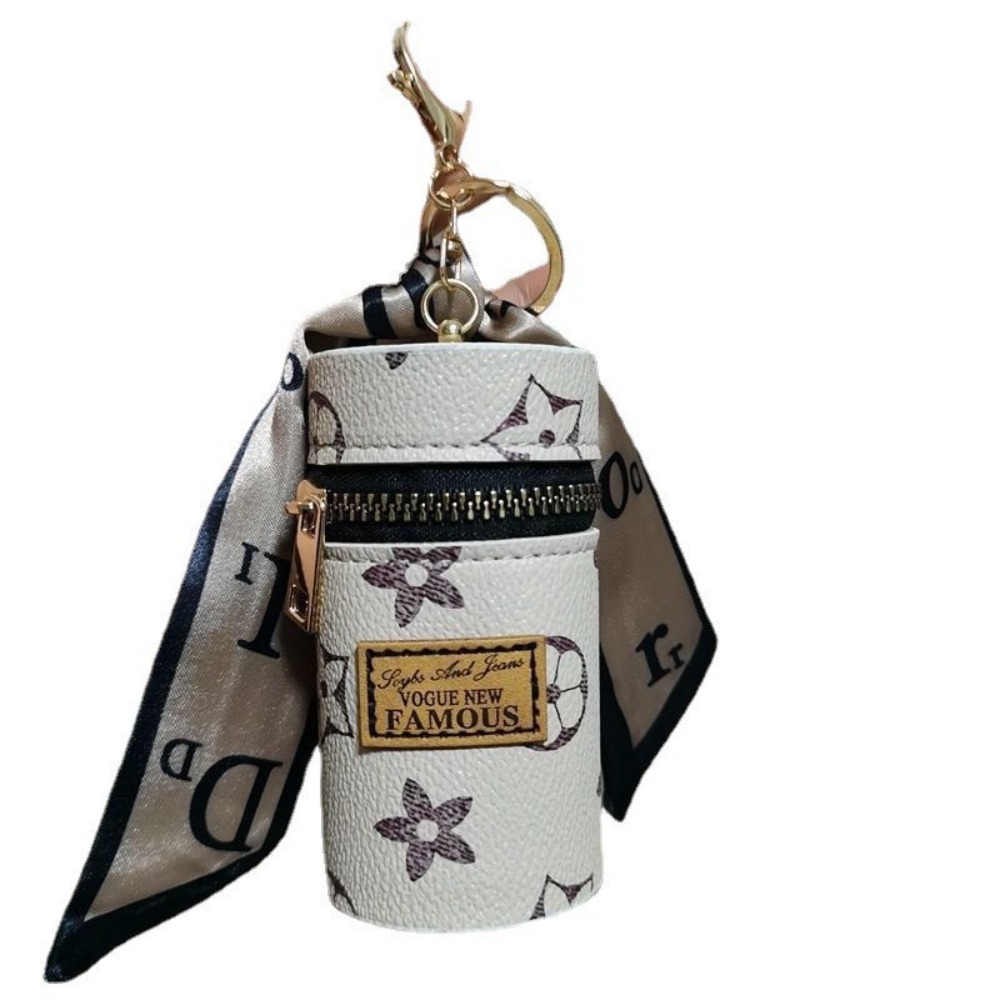 Monogram Keychain Leather - حقيبة صغيرة أسطوانية الشكل بلون أبيض