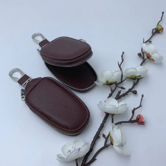 Monogram Keychain Leather - حافظة مفاتيح السيارة من الجلد الصناعي