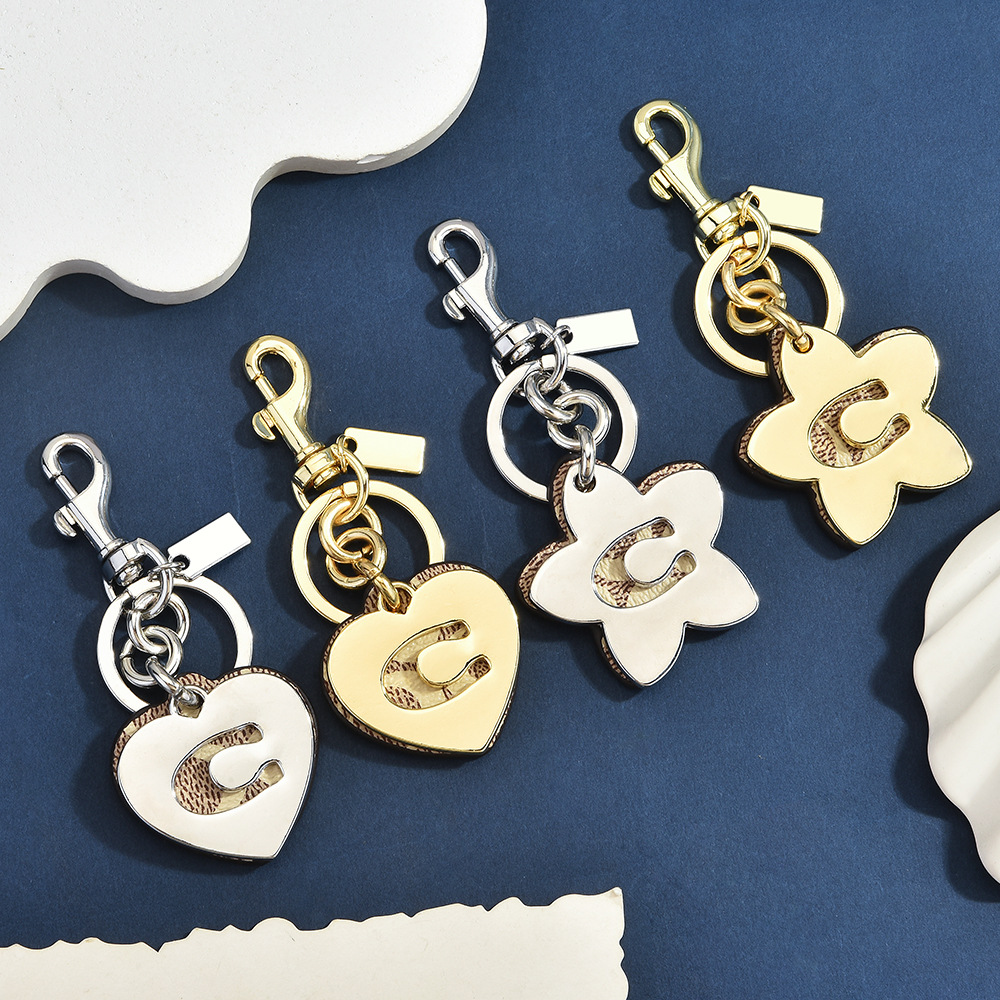 سلسلة مفاتيح بتعليقة حقيبة بتص - مراجعة Monogram Keychain Leather وسعره