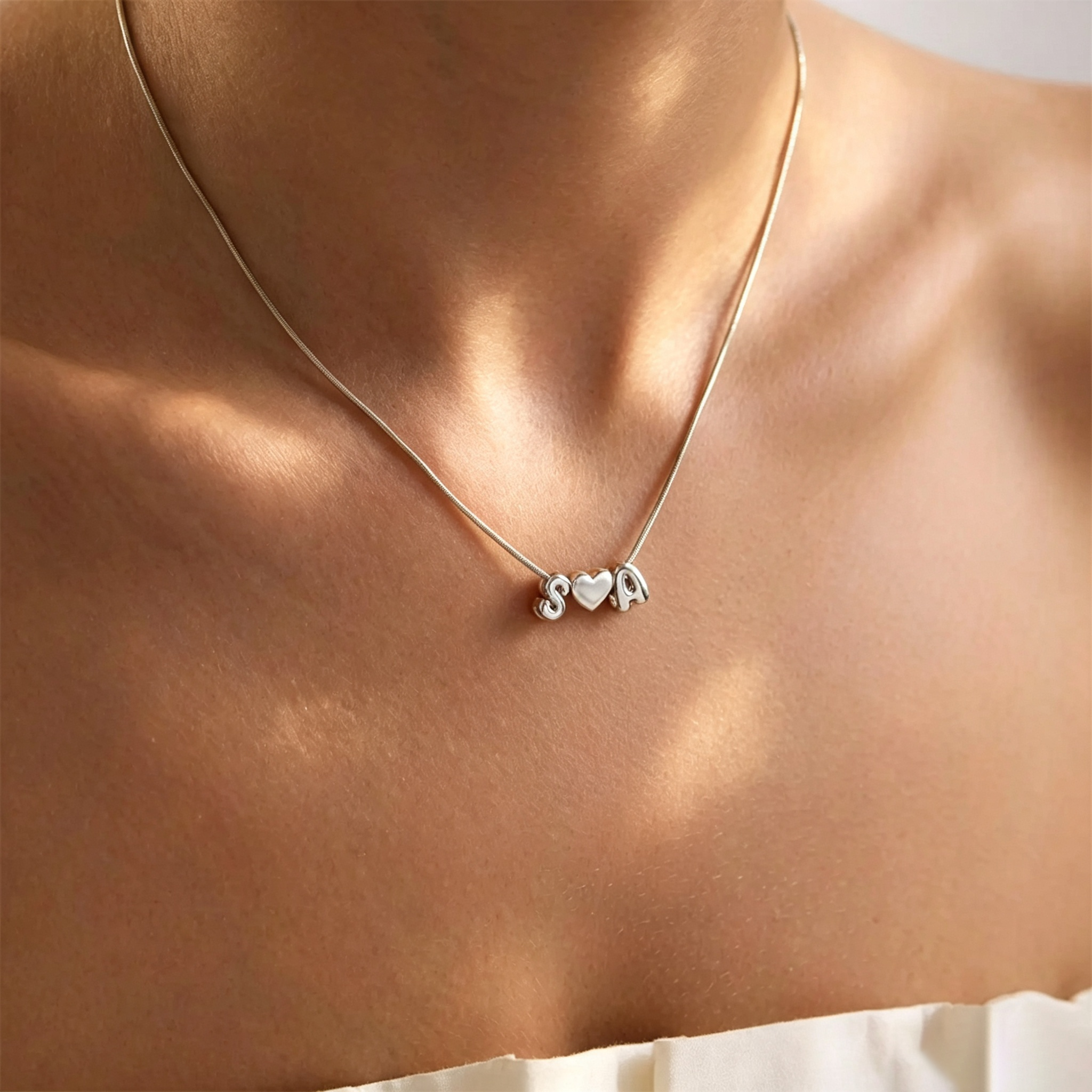 قلادة مخصصة بحرفين أبجديين على - مراجعة Name Necklace Custom وسعره